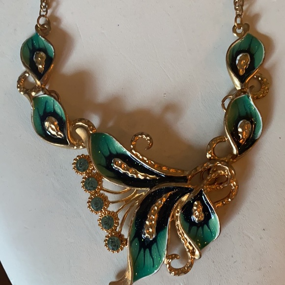 Beautiful Green & Gold Necklace Set! - Picture 5 of 8